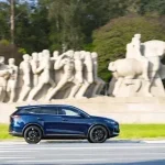Un véhicule à énergie nouvelle fabriqué par le constructeur automobile chinois BYD passe devant le monument aux Bandeiras, un monument au Brésil. (Photo du site officiel de BYD)
