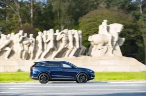 Un véhicule à énergie nouvelle fabriqué par le constructeur automobile chinois BYD passe devant le monument aux Bandeiras, un monument au Brésil. (Photo du site officiel de BYD)