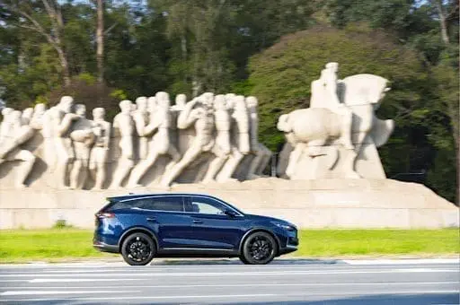 Un véhicule à énergie nouvelle fabriqué par le constructeur automobile chinois BYD passe devant le monument aux Bandeiras, un monument au Brésil. (Photo du site officiel de BYD)