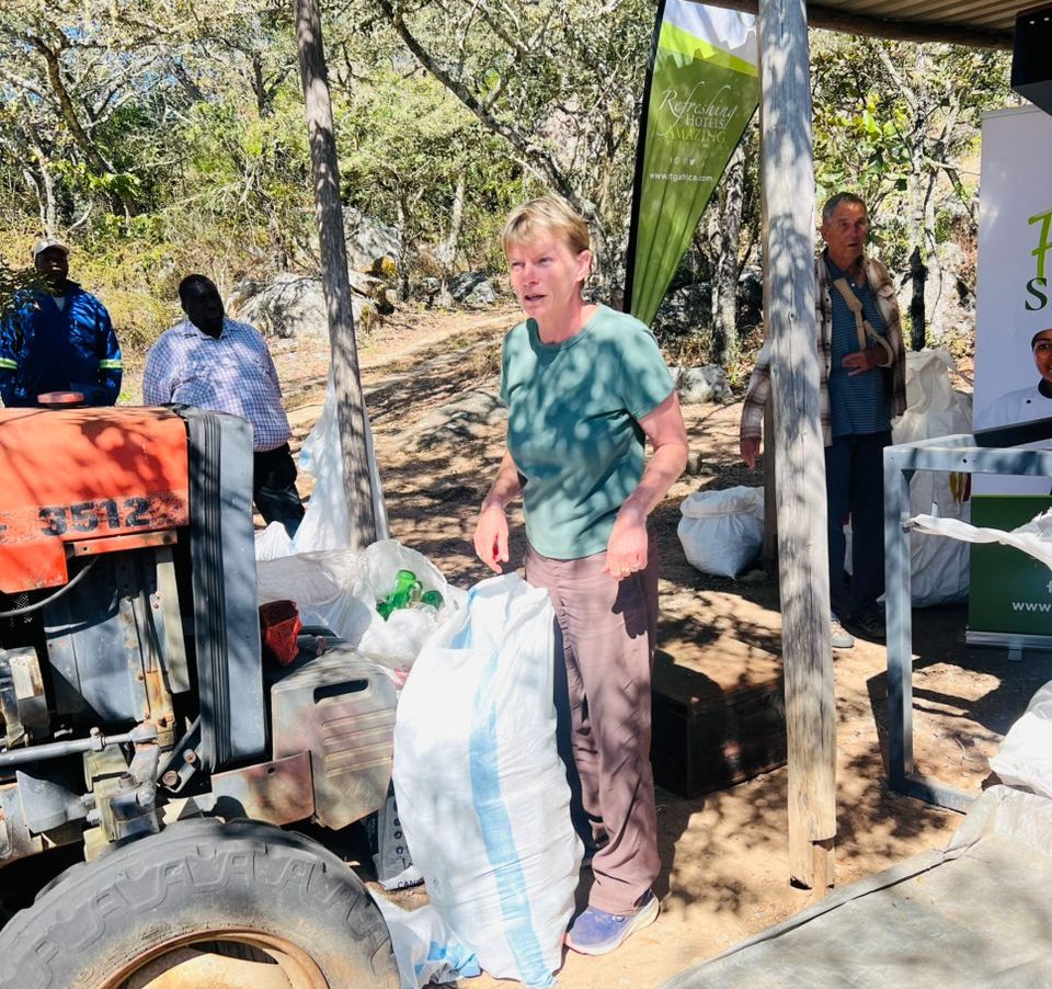 Dans les hautes terres de l'est du Zimbabwe, un groupe de bénévoles se bat pour sauver l'un des plus beaux refuges du pays, une bouteille à la fois.