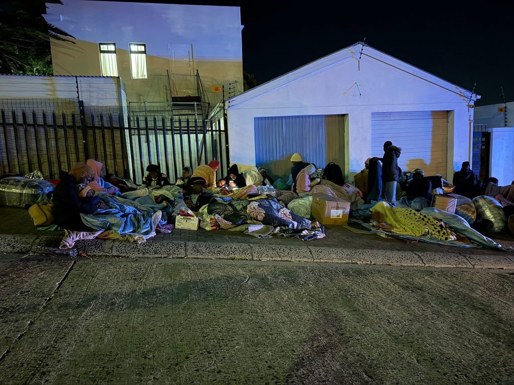 Des centaines de Zimbabwéens campent devant le consulat du Cap