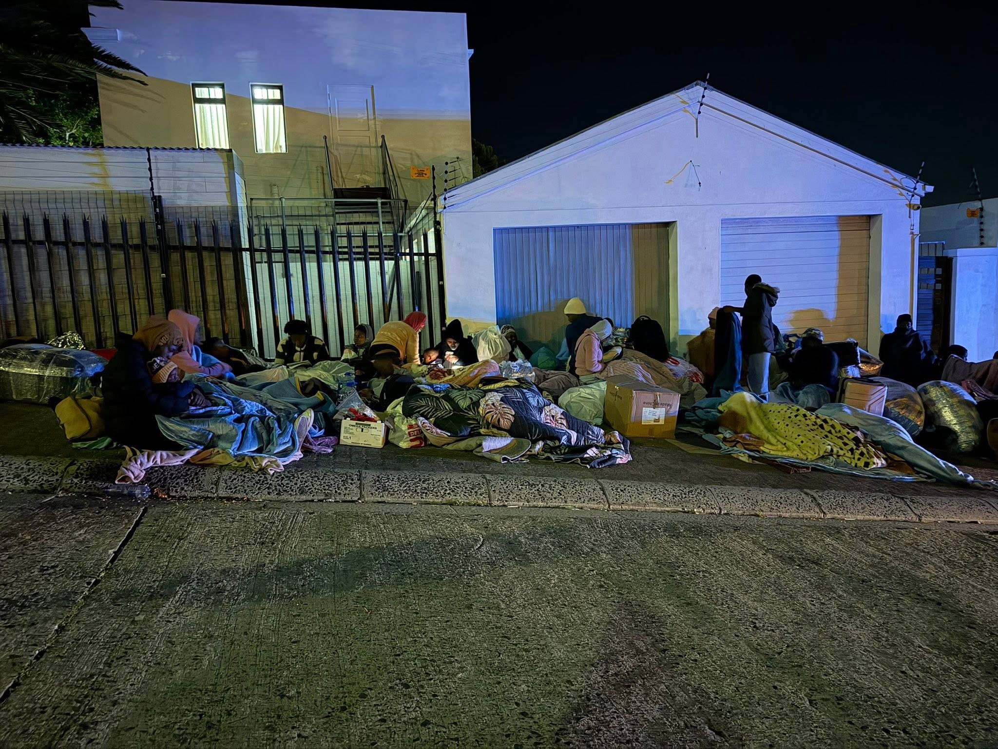 Des centaines de Zimbabwéens campent devant le consulat du Cap