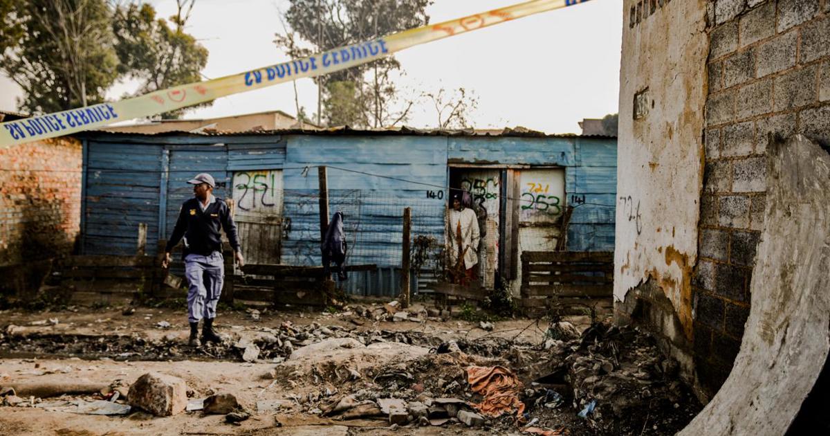 Fusillade de masse à Joburg : soupçons de guerres intestines liées à l'exploitation minière illégale, la police sous surveillance