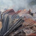 Kirinyaga : 18 familles se retrouvent sans abri alors qu'un énorme incendie ravage les maisons