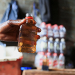 « L'alcool illicite tue les jeunes et n'est plus seulement un crime, mais une urgence de santé publique », déclare un haut responsable du gouvernement zimbabwéen