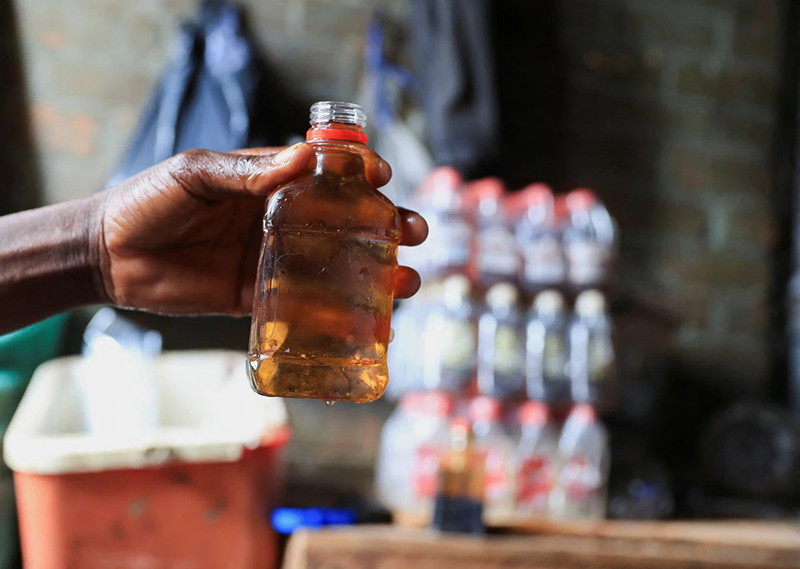 « L'alcool illicite tue les jeunes et n'est plus seulement un crime, mais une urgence de santé publique », déclare un haut responsable du gouvernement zimbabwéen