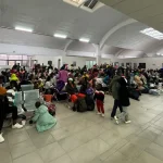 Le Cap : Gift of the Givers s'inquiète du fait que des Zimbabwéens sans papiers passent la soirée au centre des Affaires intérieures