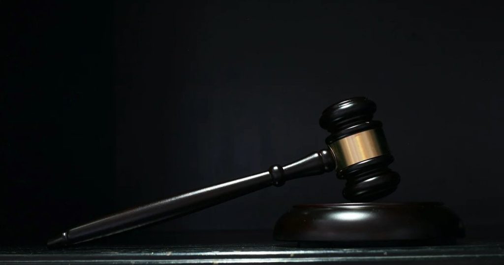 Le chef traditionnel du KZN est lié au meurtre d'un conseiller du DA devant le tribunal pour libération sous caution dans le cadre d'une affaire distincte