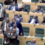 Le législateur de la CCC, Matewu, rejette la Constitution en signe de protestation et est expulsé du Parlement lors d'un débat houleux du CAB3