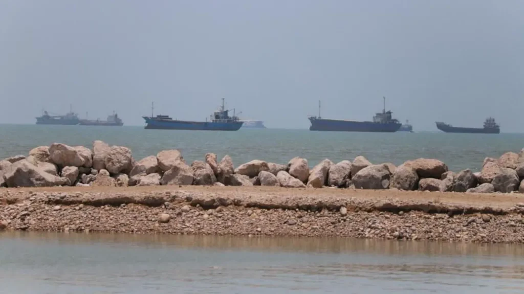 Les États-Unis lèvent le blocus naval alors que le guide suprême iranien affirme que Trump a conclu un accord « par désespoir »