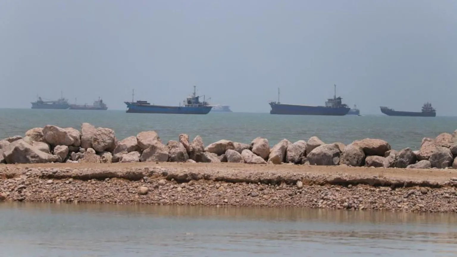 Les États-Unis lèvent le blocus naval alors que le guide suprême iranien affirme que Trump a conclu un accord « par désespoir »