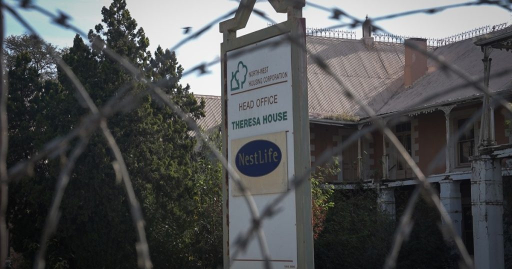 Les bâtiments appartenant au gouvernement sont laissés pourrir alors que le Nord-Ouest paie des millions de loyers