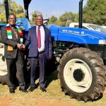 Les critiques remettent en question la source de l’argent alors que Mnangagwa offre du matériel agricole au juge en chef retraité Malaba