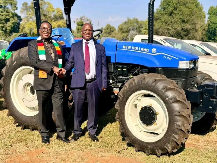 Les critiques remettent en question la source de l’argent alors que Mnangagwa offre du matériel agricole au juge en chef retraité Malaba