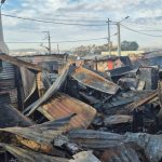 Les habitants du quartier informel de Kathrada Park doivent ramasser les morceaux après un incendie meurtrier