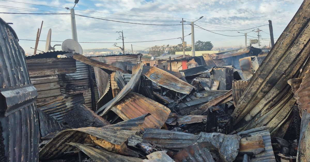 Les habitants du quartier informel de Kathrada Park doivent ramasser les morceaux après un incendie meurtrier