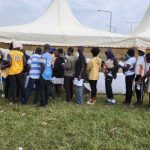 Les jeunes de Kisumu font la queue pour s'inscrire comme électeurs et donnent une large place aux manifestations d'anniversaire
