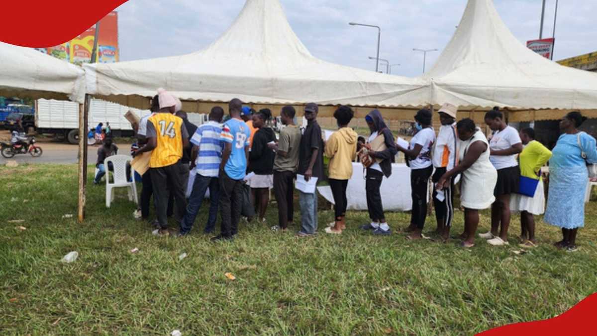 Les jeunes de Kisumu font la queue pour s'inscrire comme électeurs et donnent une large place aux manifestations d'anniversaire