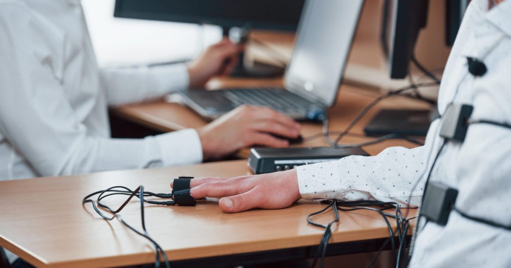 Les tests polygraphiques peuvent-ils être manipulés ? L'affaire Karl Sander suscite un examen minutieux