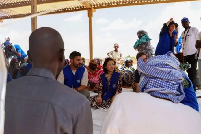 Dans l'est du Tchad, au poste frontière d'Adré, le directeur adjoint de l'OIM, SungAh Lee, a rencontré certaines des familles qui ont fui le conflit au Soudan. Photo : OIM Tchad/2026.