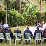 Uhuru Kenyatta offre un aperçu du complexe luxuriant d'Ichaweri lors d'une réunion
