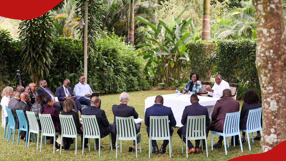 Uhuru Kenyatta offre un aperçu du complexe luxuriant d'Ichaweri lors d'une réunion
