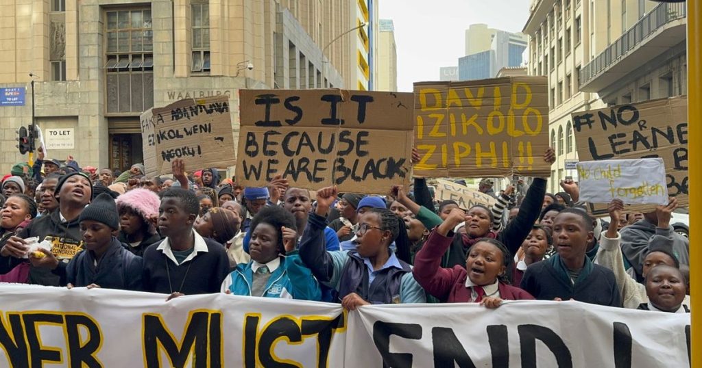 Une marche pour l’égalité en matière d’éducation pour les apprenants sans place au Cap-Occidental