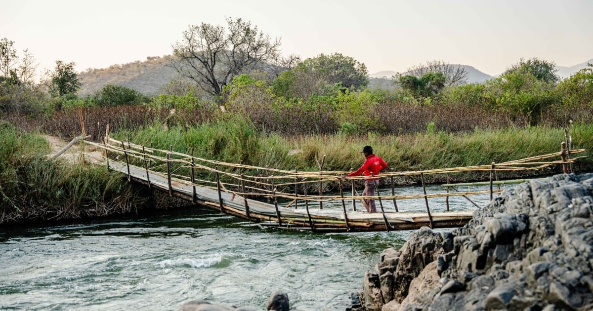 EN PHOTOS, VIDÉO | Les villageois du Limpopo paient 20 rands pour traverser un pont de fortune et atteindre une clinique locale