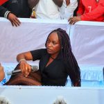 Elsie NB, musicienne de Meru, partage son inspiration derrière sa cascade de cercueil blanc