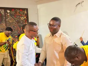 Échanger des plaisanteries Échanger des plaisanteries