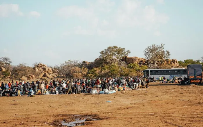 "J'ai tout perdu" - Un chef zimbabwéen fuit l'Afrique du Sud après l'incendie de sa maison lors de violences anti-migrants
