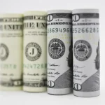 Photo prise le 18 septembre 2019 montrant des billets en dollars américains à Washington DC, aux États-Unis. La Réserve fédérale américaine a abaissé mercredi ses taux d'intérêt de 25 points de base dans un contexte de risques et d'incertitudes croissants liés aux tensions commerciales et au ralentissement économique mondial, après une baisse des taux en juillet qui était la première depuis plus d'une décennie. (Xinhua/Liu Jie)