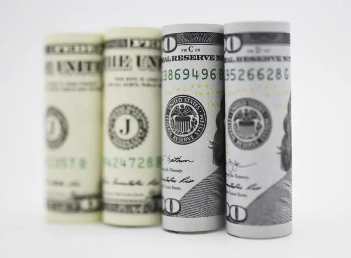 Photo prise le 18 septembre 2019 montrant des billets en dollars américains à Washington DC, aux États-Unis. La Réserve fédérale américaine a abaissé mercredi ses taux d'intérêt de 25 points de base dans un contexte de risques et d'incertitudes croissants liés aux tensions commerciales et au ralentissement économique mondial, après une baisse des taux en juillet qui était la première depuis plus d'une décennie. (Xinhua/Liu Jie)