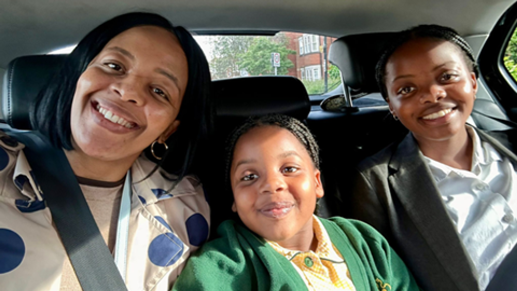 La famille d'une Zimbabwéenne et de ses deux filles retrouvées mortes au Royaume-Uni parle d'une « perte inimaginable » alors que la police poursuit sa recherche du suspect