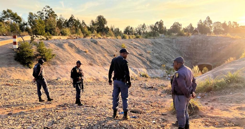 Le gouvernement s'engage à intensifier la lutte contre l'exploitation minière illégale après la mort de 2 soldats dans le Gauteng