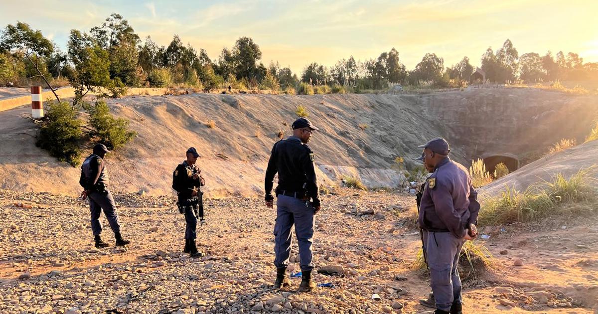 Le gouvernement s'engage à intensifier la lutte contre l'exploitation minière illégale après la mort de 2 soldats dans le Gauteng