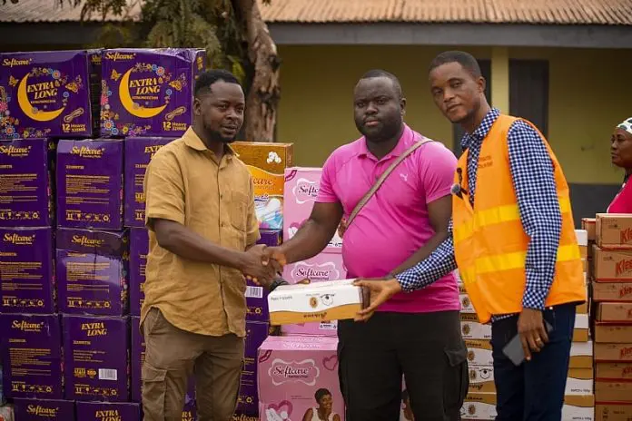 David Tamakloe Ketu South Nadmo fait don d'articles de secours à