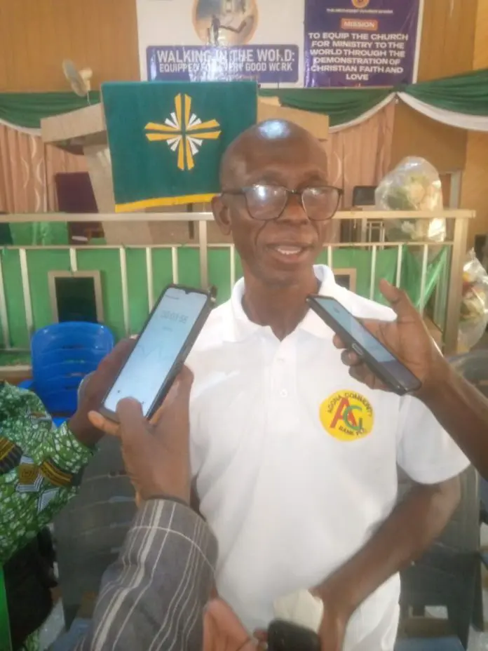 Directeur général de la banque communautaire Agona, M. Phillip Lovemore Amedofu