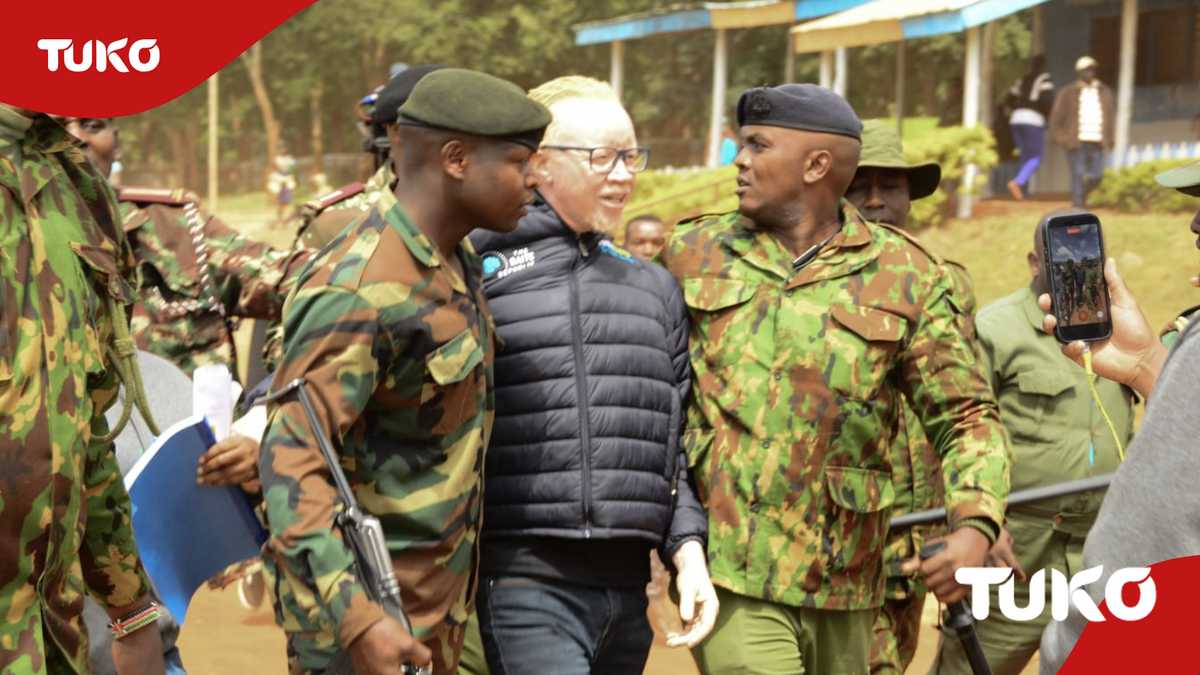Projet Meru Airstrip : Participation du public à Chaos Rock alors que le chanteur Kamanu M'tuamwari échappe aux coups