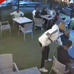 Vidéo : Des voleurs armés attaquent un restaurant populaire à Nairobi et prennent les clients en otage