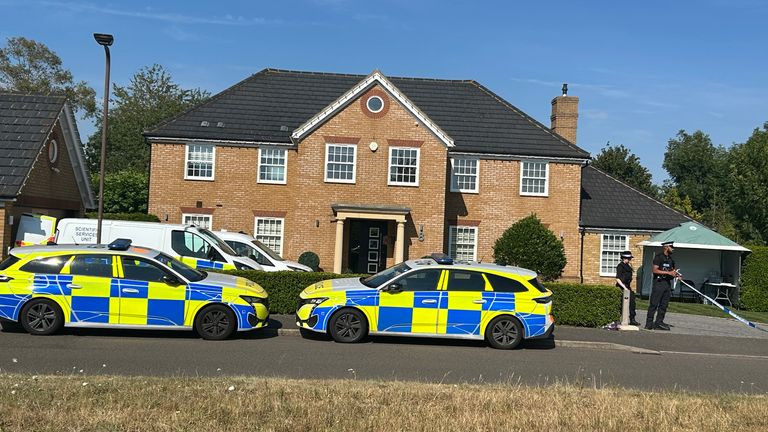 La police a retrouvé lundi les trois corps dans leur maison à Great Denham.