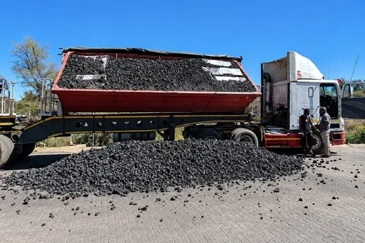 Deux ressortissants zimbabwéens arrêtés alors que la police intercepte des cigarettes de contrebande d'une valeur de 2 millions de rands dans un camion de charbon