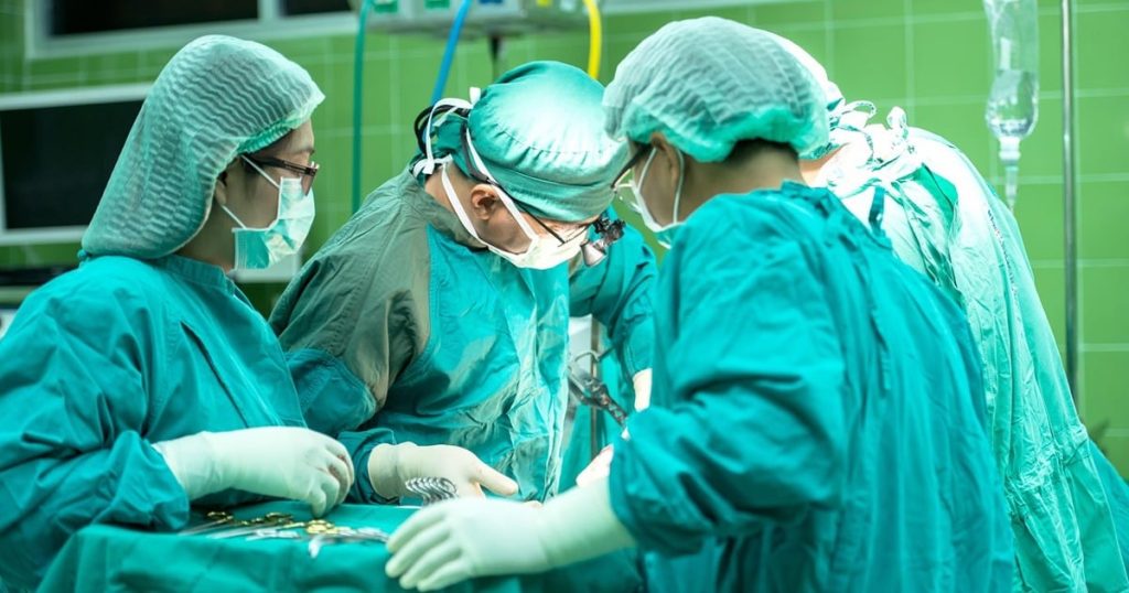 Un médecin sud-africain aux États-Unis mène une opération chirurgicale pionnière sur un bébé dans l'utérus