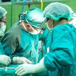 Un médecin sud-africain aux États-Unis mène une opération chirurgicale pionnière sur un bébé dans l'utérus