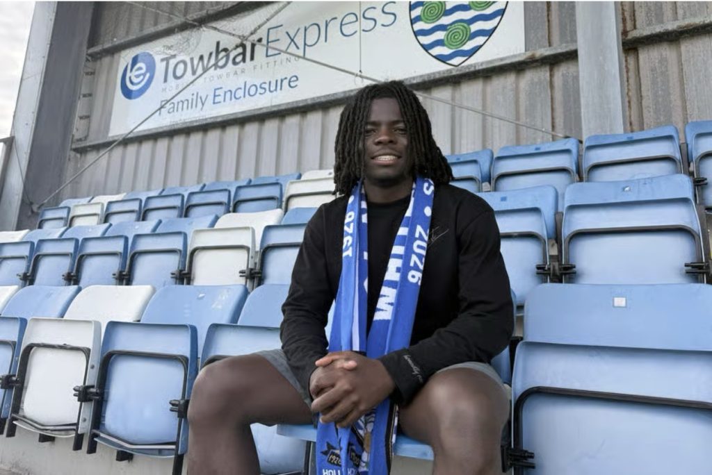 Whitby Town achève la signature de l'international zimbabwéen Joey Phuthi après une période d'essai impressionnante