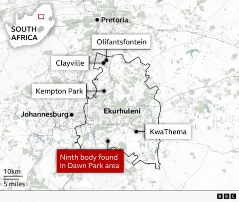 Carte d'Ekurhuleni, à l'est de Johannesburg en Afrique du Sud, montrant les emplacements de Clayville, Olifantsfontein, Kempton Park et KwaThema. Une étiquette rouge indique la zone de Dawn Park, au sud, où un neuvième corps a été retrouvé.