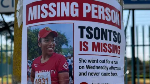 Thuthuka Zondi/BBC Une affiche d'Elizabeth Moselakgomo, une coureuse passionnée disparue près de chez elle