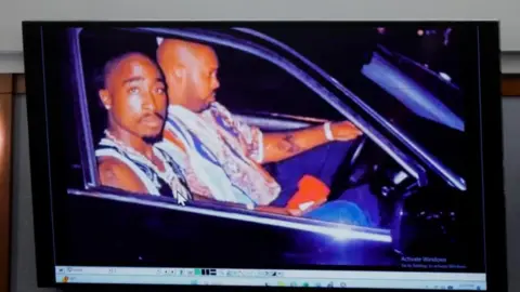 Reuters Une photo de 1996 du rappeur Tupac Shakur (à gauche) et Marion "Suge" Chevalier exposé lors du procès pour meurtre