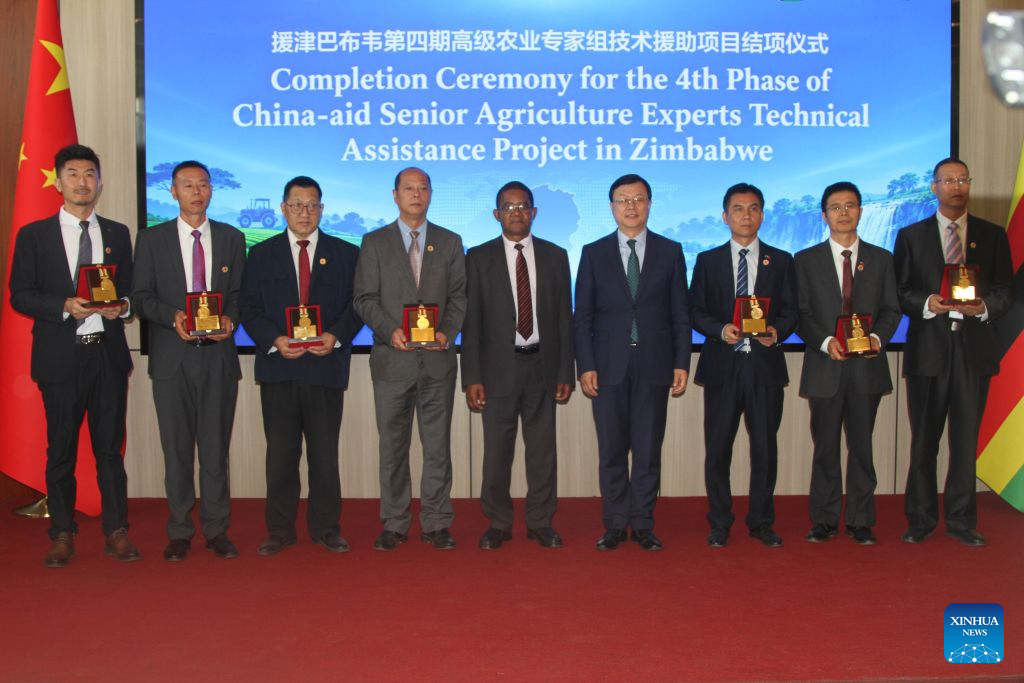 Des experts chinois honorés pour leurs contributions à l'agriculture du Zimbabwe