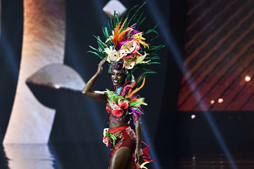 L'ancienne Miss Univers Jamaïque poursuit l'organisation du concours après être tombée sur scène